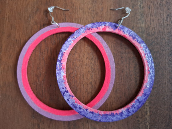 Creolen in lila + neon pink Handbemalte große Creolen in lila + neon pink