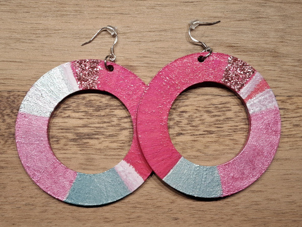 Creolen in magenta und graublau Handbemalte Creolen in magenta und graublau - Unikat