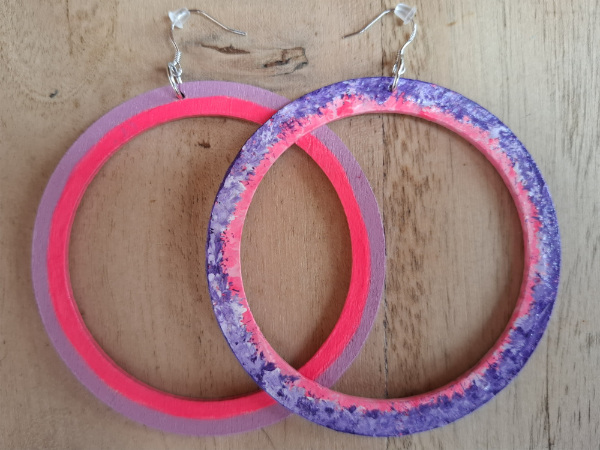 Creolen in neon pink und lila Handbemalte Creolen in neon pink und lila - Unikatschmuck
