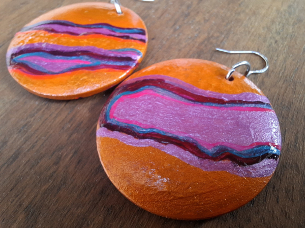 Ohrring orange metallic 1 Handbemalte Holzrohrringe in orange und metallic magenta