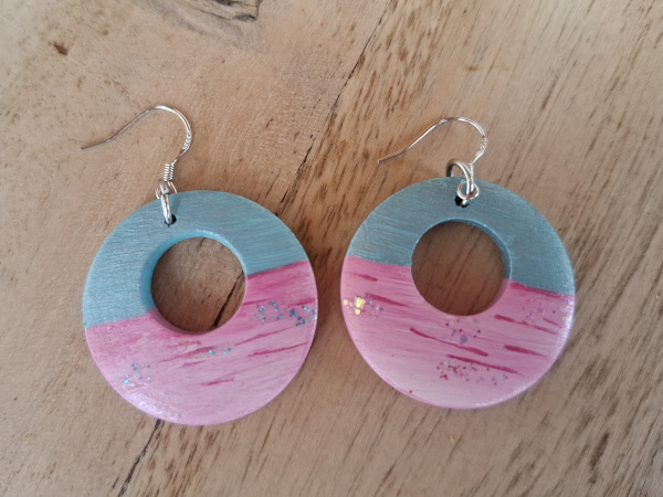 Ohrringe in rosa und metallic graublau Handbemalte Hängeohrringe aus Holz - Unikat - Rosa, Metallic Graublau