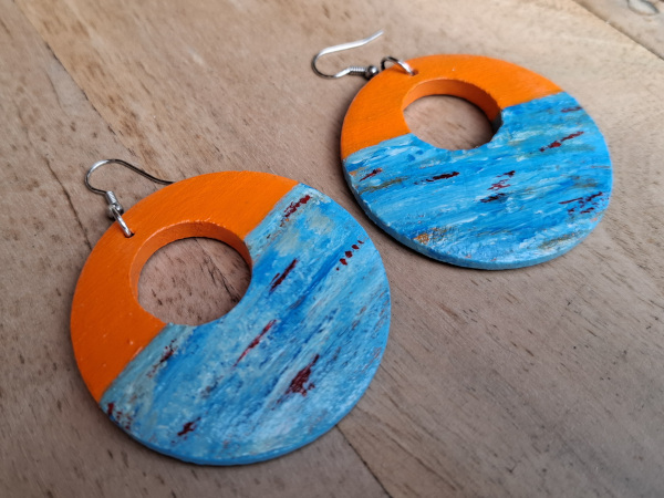 Ohrringe in orange und blau Handbemalte Ohrringe in orange und blau - Unikat