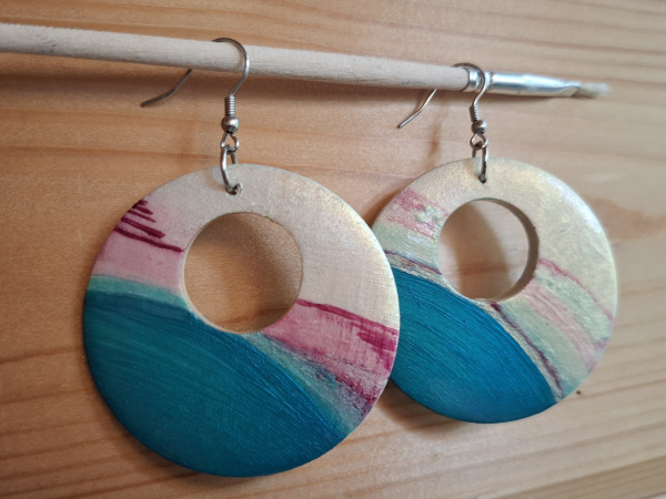 Ohrringe in cremeweiß, grüntürkis und dunkelrot Handbemalte Ohrringe in cremeweiß, grüntürkis und dunkelrot - Unikat