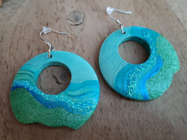 Ohrringe in blau und grün Handbemalte Ohrringe in blau und grün in einzigartiger Form