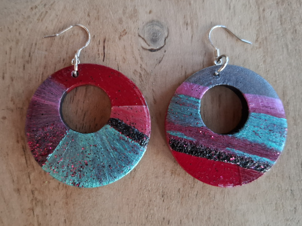 Ohrringe in schwarz, rot und türkis Handbemalte Ohrringe in schwarz, rot und türkis - Unikat