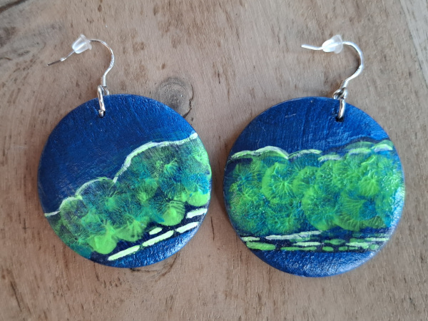 Ohrringe in blau und neongrün Handbemalte Ohrringe in blau und neongrün - Unikat