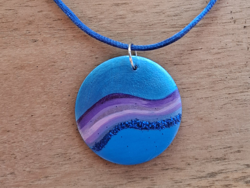 blauer Anhänger_Rückseite Anhänger Kette blau, handbemalt auf Holz, Unikat