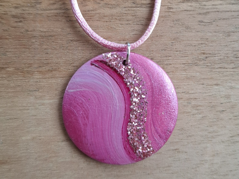 Anhänger pink_Vorderseite Anhänger für Kette, pink, rosa, handbemalt auf Holz, einzigartig
